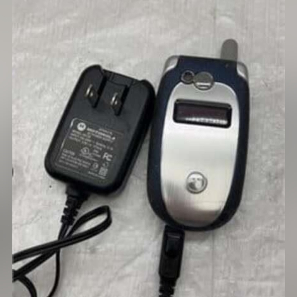 Motorola Black and Silver Flip Phone with Charger